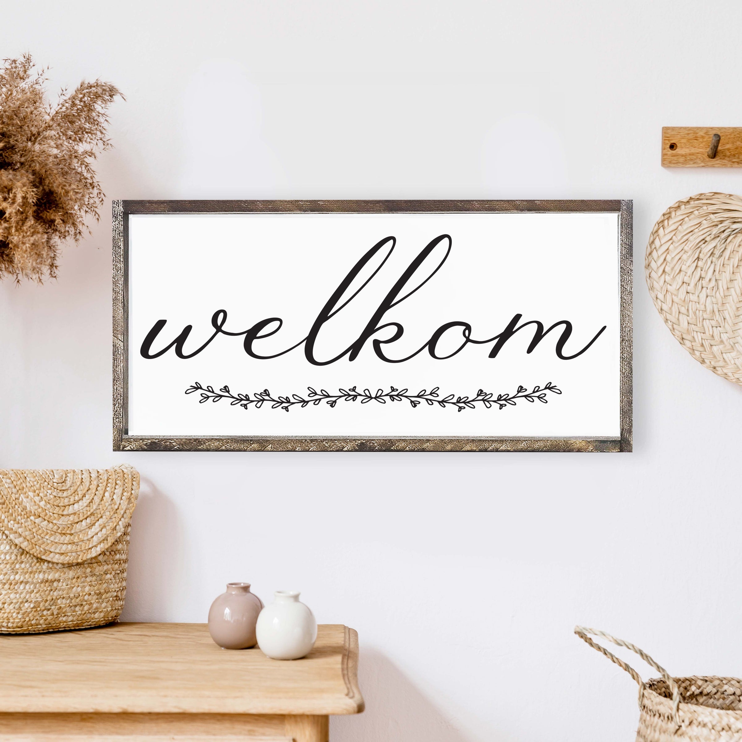 wood sign with the word "welkom"